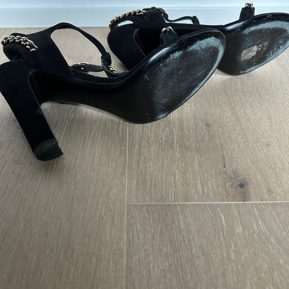 Timeless Chanel Black Suede Sandals with Golden Chain - Picture 6 of 9